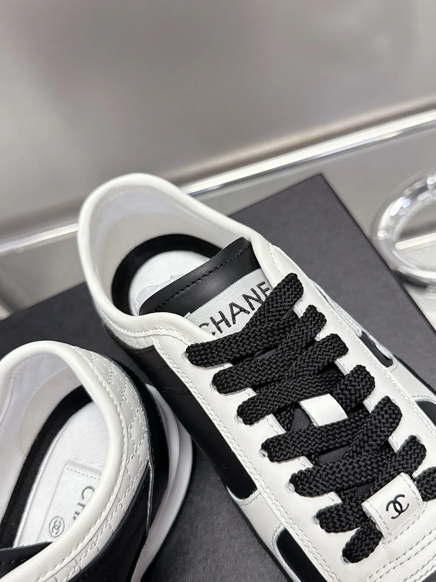 👟👟Ex-factory price 500👟👟 (size 35-40) Chanel 25p panda sneakers! It’s really out of the spotlight recently, and there’s a reason why it’s so popular! The upper is made of first-layer calfskin, with a sheepskin lining, which is breathable and comfortable. It has a full whitening effect and can easily show off your slender legs when paired with any style of clothes. Whoever wears it will look better~ The comfort level is simply amazing. Beauty and comfort coexist, and they are extremely versatile. Wearing it can easily walk ten or twenty thousand steps without any pressure, and it feels light and breathable. The classic black and white color scheme is really the best for spring and summer wear! No matter what kind of clothes you wear in daily life, you can never go wrong. You can mix and match them beautifully and look very delicate and stylish. People with wide feet don’t have to worry about making their feet look fat. Wearing it will make your feet look better. I really love this pair of shoes. Come and get a pair to make your steps more comfortable and fashionable!